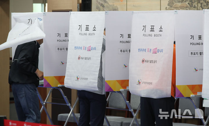 [제주=뉴시스] 우장호 기자 = 제9회 전국동시지방선거 사전투표 첫날인 29일 오전 제주시 연동 제주특별자치도의회 대회의실에 마련된 사전투표소에 유권자들의 발걸음이 이어지고 있다. 2026.05.29. woo1223@newsis.com