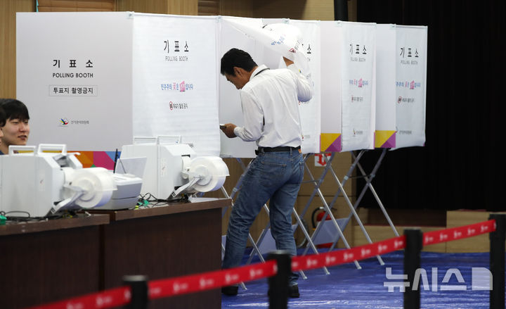[제주=뉴시스] 우장호 기자 = 제9회 전국동시지방선거 사전투표 첫날인 29일 오전 제주시 연동 제주특별자치도의회 대회의실에 마련된 사전투표소에 유권자들의 발걸음이 이어지고 있다. 2026.05.29. woo1223@newsis.com