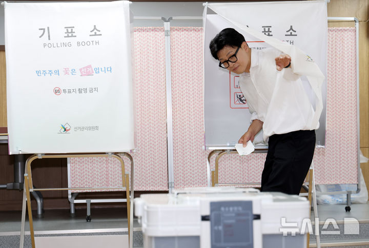  [부산=뉴시스] 하경민 기자 = 부산 북구갑 국회의원 보궐선거에 출마한 한동훈 무소속 후보가 29일 부산 북구 만덕2동행정복지센터에 마련된 사전투표소에서 투표를 하고 있다. 2026.05.29. yulnetphoto@newsis.com