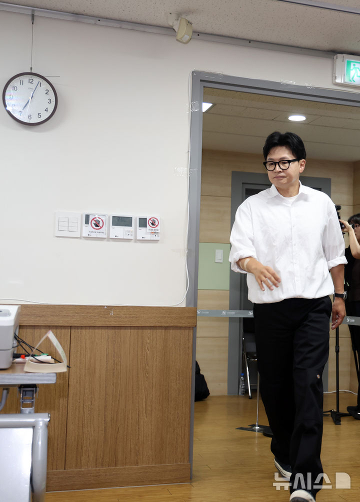  [부산=뉴시스] 하경민 기자 = 부산 북구갑 국회의원 보궐선거에 출마한 한동훈 무소속 후보가 29일 부산 북구 만덕2동행정복지센터에 마련된 사전투표소로 들어서고 있다. 2026.05.29. yulnetphoto@newsis.com
