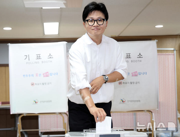 [부산=뉴시스] 하경민 기자 = 부산 북구갑 국회의원 보궐선거에 출마한 한동훈 무소속 후보가 29일 부산 북구 만덕2동행정복지센터에 마련된 사전투표소에서 투표를 하고 있다. 2026.05.29. yulnetphoto@newsis.com