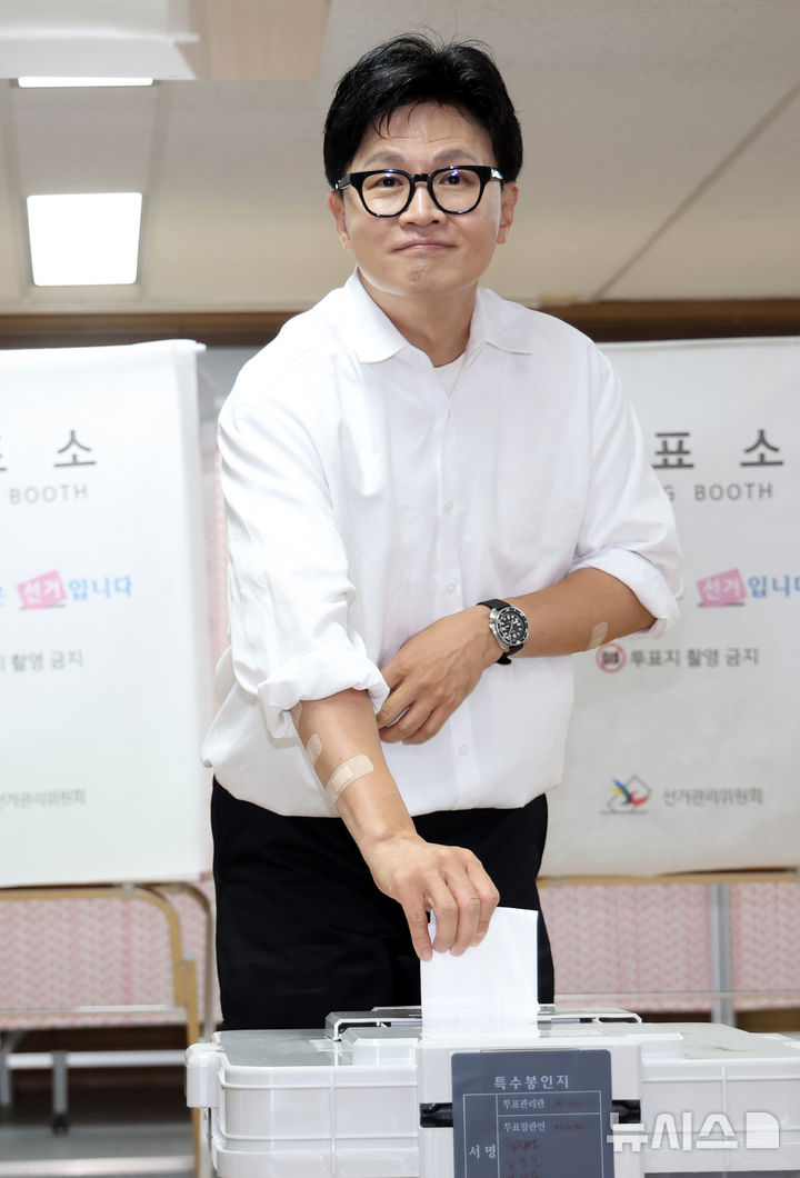  [부산=뉴시스] 하경민 기자 = 부산 북구갑 국회의원 보궐선거에 출마한 한동훈 무소속 후보가 29일 부산 북구 만덕2동행정복지센터에 마련된 사전투표소에서 투표를 하고 있다. 2026.05.29. yulnetphoto@newsis.com