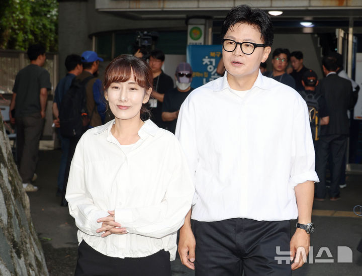  [부산=뉴시스] 하경민 기자 = 부산 북구갑 국회의원 보궐선거에 출마한 한동훈 무소속 후보가 29일 부산 북구 만덕2동행정복지센터에 마련된 사전투표소에서 투표를 한 뒤 아내 진은정 변호사와 함께 이동하고 있다. (공동취재) 2026.05.29. yulnetphoto@newsis.com