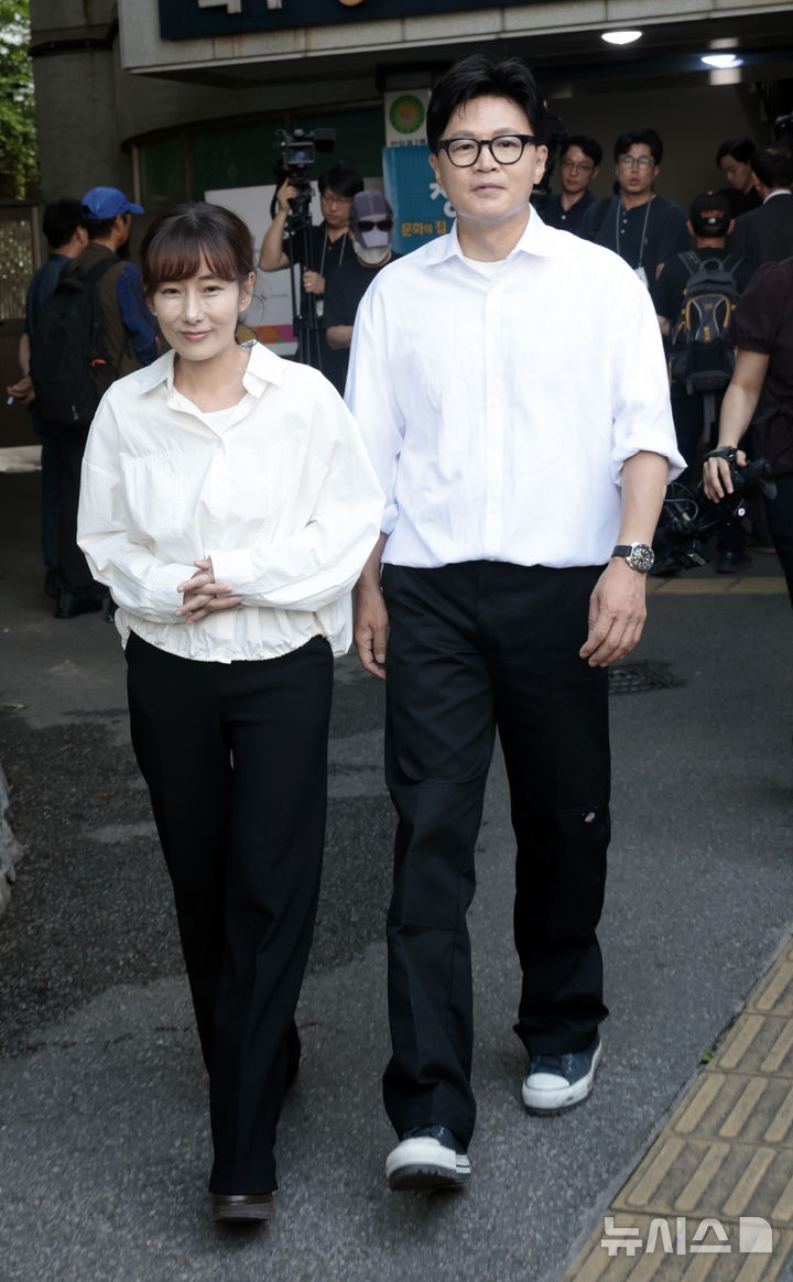  [부산=뉴시스] 하경민 기자 = 부산 북구갑 국회의원 보궐선거에 출마한 한동훈 무소속 후보가 29일 부산 북구 만덕2동행정복지센터에 마련된 사전투표소에서 투표를 한 뒤 아내 진은정 변호사와 함께 이동하고 있다. (공동취재) 2026.05.29. yulnetphoto@newsis.com
