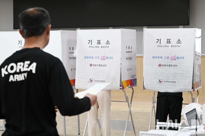 [광주=뉴시스] 이현행 기자 = 제9회 전국동시지방선거 사전투표 첫날인 29일 오전 광주 서구 농성2동 공공복합청사 사전투표소에서 한 유권자가 자신의 투표 차례를 기다리고 있다. 2026.05.29. lhh@newsis.com