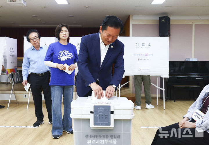 [서울=뉴시스] 김근수 기자 = 정청래 더불어민주당 대표 겸 총괄상임선거대책위원장이 29일 오전 서울 마포구 성산2동 주민센터에 마련된 제9회 전국동시지방선거 사전투표소에서 투표를 하고 있다. 2026.05.29. ks@newsis.com