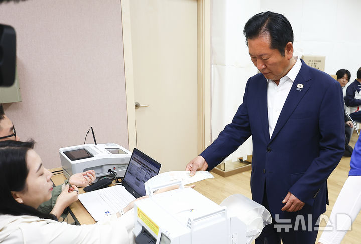 [서울=뉴시스] 김근수 기자 = 정청래 더불어민주당 대표 겸 총괄상임선거대책위원장이 29일 오전 서울 마포구 성산2동 주민센터에 마련된 제9회 전국동시지방선거 사전투표소에서 투표용지를 받고 있다. 2026.05.29. ks@newsis.com