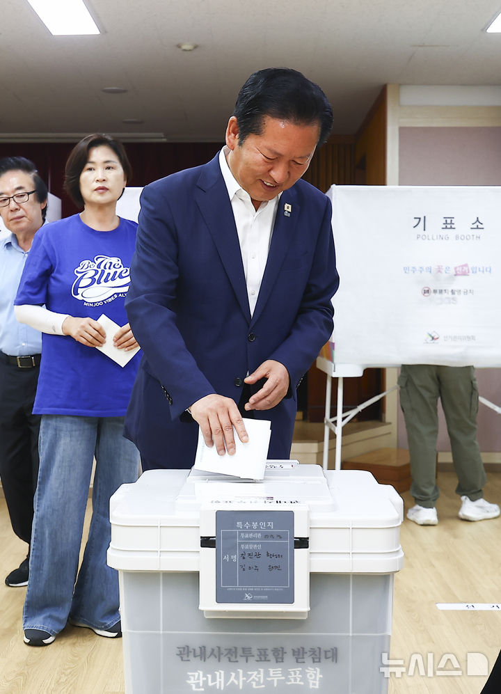 [서울=뉴시스] 김근수 기자 = 정청래 더불어민주당 대표 겸 총괄상임선거대책위원장이 29일 오전 서울 마포구 성산2동 주민센터에 마련된 제9회 전국동시지방선거 사전투표소에서 투표를 하고 있다. 2026.05.29. ks@newsis.com