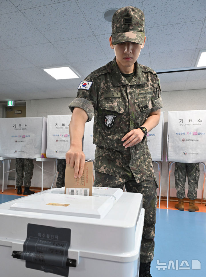 [서울=뉴시스] 김혜진 기자 = 제9회 전국동시지방선거 사전투표 첫 날인 29일 서울 용산구 한남동 주민센터에 설치된 사전투표소를 찾은 장병들이 투표를 하고 있다. (공동취재) 2026.05.29. photo@newsis.com