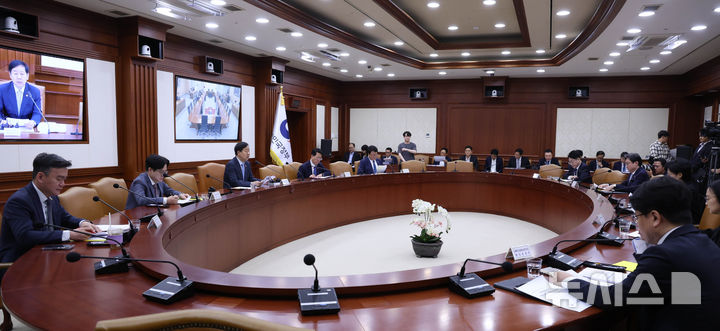 [서울=뉴시스] 조수정 기자 = 구윤철 경제부총리 겸 재정경제부 장관이 29일 오전 서울 종로구 정부서울청사에서 비상경제본부회의 겸 경제·산업경쟁력 강화 관계장관회의를 주재하고 있다. 2026.05.29. chocrystal@newsis.com