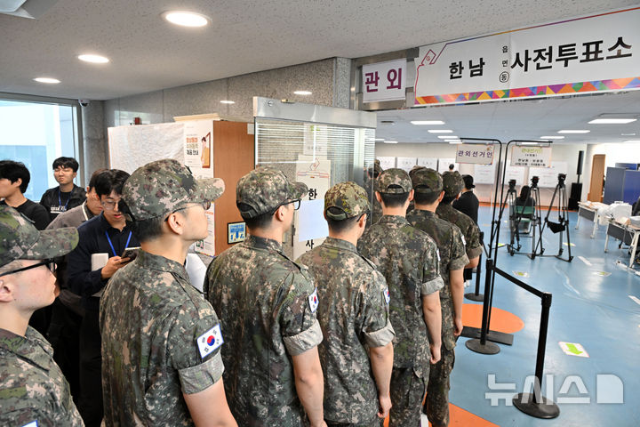 [서울=뉴시스] 김혜진 기자 = 제9회 전국동시지방선거 사전투표 첫 날인 29일 서울 용산구 한남동 주민센터에 설치된 사전투표소를 찾은 장병들이 투표를 하고 있다. (공동취재) 2026.05.29. photo@newsis.com