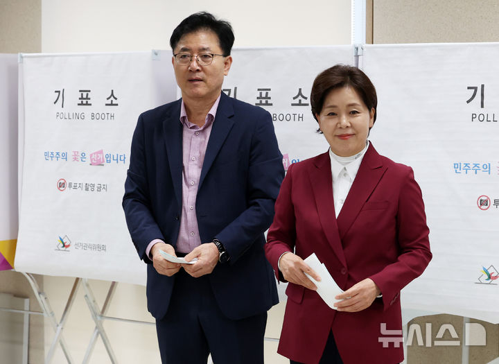 [화성=뉴시스] 이영환 기자 = 양향자 국민의힘 경기도지사 후보가 제9회 전국동시지방선거 사전투표일인 29일 오전 경기 화성시 동탄구 동탄4동 행정복지센터에서 배우자 최용배씨와 투표를 하고 있다. 2026.05.29. 20hwan@newsis.com