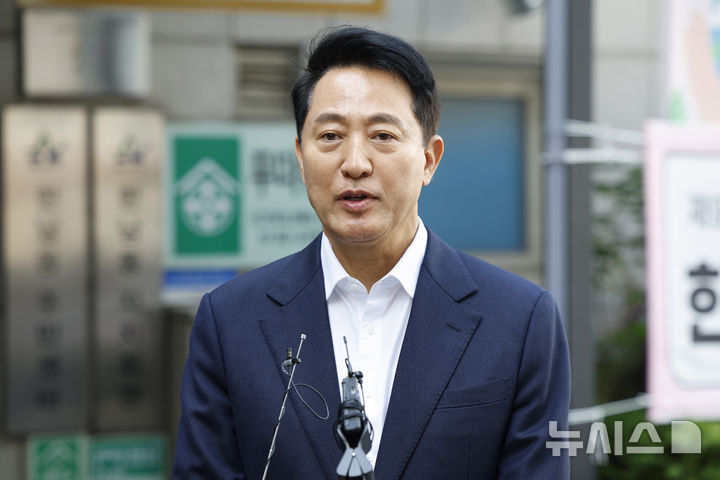 [서울=뉴시스] 김혜진 기자 = 제9회 전국동시지방선거 사전투표일인 29일 서울 용산구 한남동 주민센터에 마련된 사전투표소에서 오세훈 국민의힘 서울시장 후보가 투표를 마치고 취재진의 질문에 답하고 있다. (공동취재) 2026.05.29. photo@newsis.com