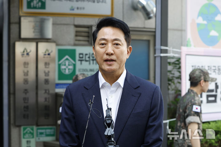 [서울=뉴시스] 김혜진 기자 = 제9회 전국동시지방선거 사전투표일인 29일 서울 용산구 한남동 주민센터에 마련된 사전투표소에서 오세훈 국민의힘 서울시장 후보가 투표를 마치고 취재진의 질문에 답하고 있다. (공동취재) 2026.05.29. photo@newsis.com