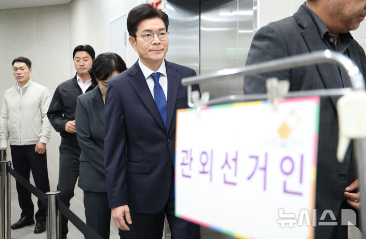 [서울=뉴시스] 황준선 기자 = 정원오 더불어민주당 서울시장 후보가 제9회 전국동시지방선거 사전투표 첫 날인 29일 오전 서울 중구 소공동행정복합청사에 마련된 사전투표소에서 투표하기 위해 대기하고 있다. 2026.05.29. hwang@newsis.com
