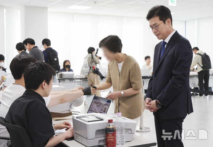 [서울=뉴시스] 황준선 기자 = 정원오 더불어민주당 서울시장 후보가 제9회 전국동시지방선거 사전투표 첫 날인 29일 오전 서울 중구 소공동행정복합청사에 마련된 사전투표소에서 투표하고 있다. 2026.05.29. hwang@newsis.com