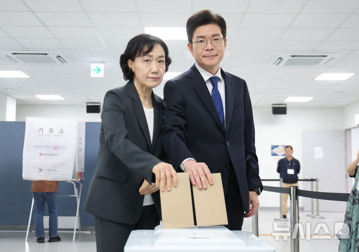 [서울=뉴시스] 황준선 기자 = 정원오 더불어민주당 서울시장 후보와 배우자 문혜정 씨가 제9회 전국동시지방선거 사전투표 첫 날인 29일 오전 서울 중구 소공동행정복합청사에 마련된 사전투표소에서 투표하고 있다. 2026.05.29. hwang@newsis.com