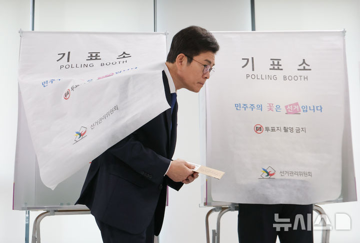 [서울=뉴시스] 황준선 기자 = 정원오 더불어민주당 서울시장 후보가 제9회 전국동시지방선거 사전투표 첫 날인 29일 오전 서울 중구 소공동행정복합청사에 마련된 사전투표소에서 투표를 마친 뒤 기표소를 나서고 있다. 2026.05.29. hwang@newsis.com