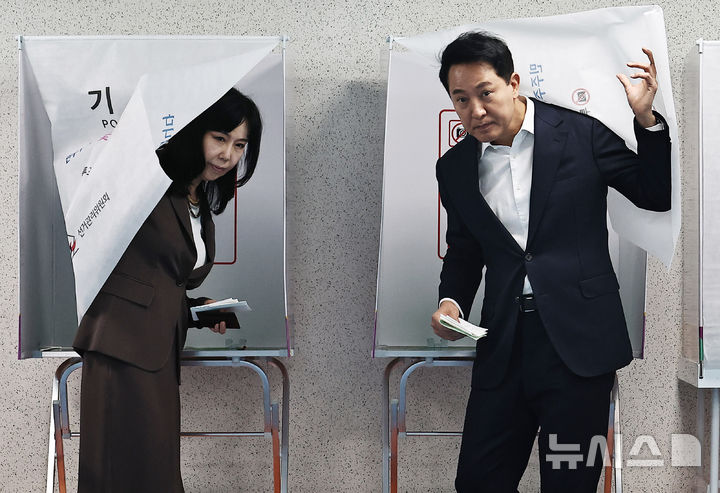[서울=뉴시스] 김혜진 기자 = 제9회 전국동시지방선거 사전투표일인 29일 서울 용산구 한남동 주민센터에 마련된 사전투표소에서 오세훈 국민의힘 서울시장 후보와 송현옥 여사가 투표하고 있다. (공동취재) 2026.05.29. photo@newsis.com
