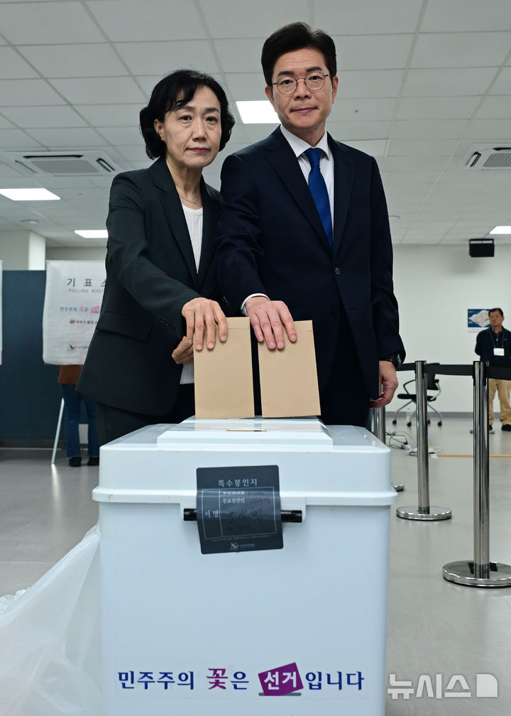 [서울=뉴시스] 황준선 기자 = 정원오 더불어민주당 서울시장 후보와 배우자 문혜정 씨가 제9회 전국동시지방선거 사전투표 첫 날인 29일 오전 서울 중구 소공동행정복합청사에 마련된 사전투표소에서 투표하고 있다. (공동취재) 2026.05.29. photo@newsis.com