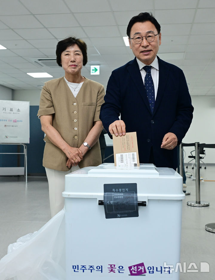 [서울=뉴시스] 황준선 기자 = 정근식 서울교육감 후보와 배우자 은영 씨가  제9회 전국동시지방선거 사전투표 첫날인 29일 오전 서울 중구 소공동 행정복합청사에 마련된 사전투표소를 찾아 한 표를 행사하고 있다. (공동취재) 2026.05.29. photo@newsis.com