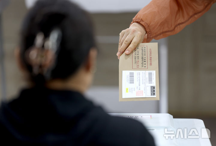 [과천=뉴시스] 김진아 기자 = 제9회 전국동시지방선거 사전투표 첫 날인 29일 오전 경기도 과천시 별양동 주민센터에 마련된 사전투표소에서 한 시민이 투표를 하고 있다.  2026.05.29. bluesoda@newsis.com