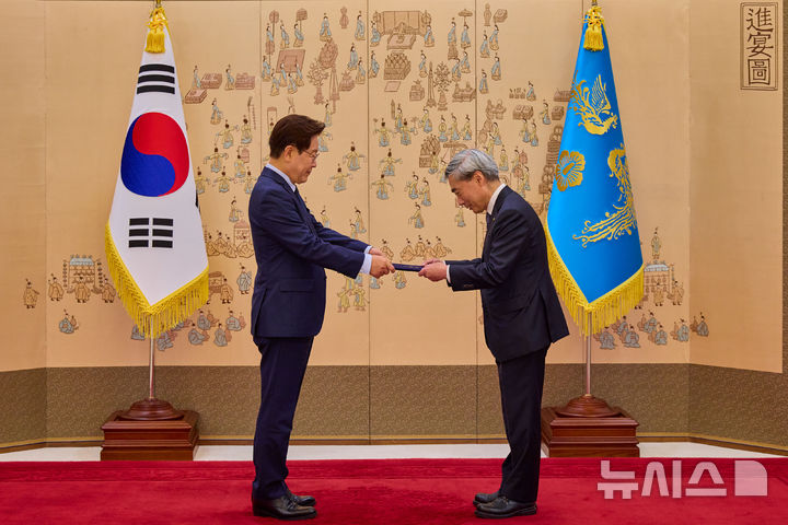 [서울=뉴시스] 최동준 기자 = 이재명 대통령이 28일 청와대에서 신현송 한국은행 총재에게 임명장을 수여하고 있다. (사진=청와대 제공) 2026.05.28. photo@newsis.com *재판매 및 DB 금지
