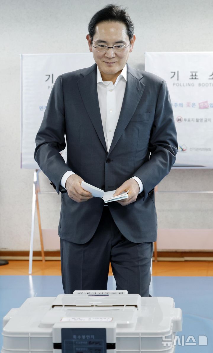 [서울=뉴시스] 김혜진 기자 = 제9회 전국동시지방선거 사전투표 첫 날인 29일 서울 용산구 한남동 주민센터에 설치된 사전투표소를 찾은 이재용 삼성전자 회장이 투표하고 있다. 2026.05.29. jini@newsis.com
