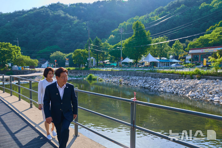 [서울=뉴시스] 최동준 기자 = 이재명 대통령이 24일 경기 포천시 백운계곡을 방문해 하천·계곡 이용 실태와 안전관리 상황을 점검하고 있다. (사진=청와대 제공) 2026.05.24. photo@newsis.com *재판매 및 DB 금지