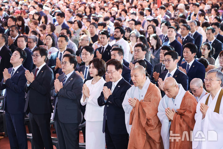 [서울=뉴시스] 최동준 기자 = 이재명 대통령과 김혜경 여사가 24일 서울 종로구 조계사에서 열린 불기 2570년 부처님오신날 봉축법요식에서 참석자들과 합장하고 있다. (청와대통신사진기자단) 2026.05.24. photocdj@newsis.com