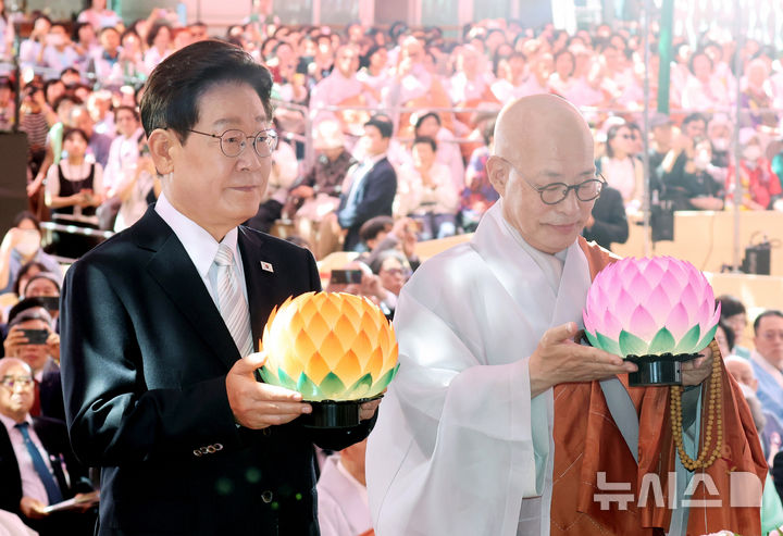 [서울=뉴시스] 최동준 기자 = 이재명 대통령과 대한불교조계종 총무원장 진우스님이 24일 서울 종로구 조계사에서 열린 불기 2570년 부처님오신날 봉축법요식에서 헌등하고 있다. (청와대통신사진기자단) 2026.05.24. photocdj@newsis.com