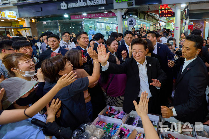 [서울=뉴시스] 최동준 기자 = 이재명 대통령이 23일 경남 김해시 외동전통시장을 방문해 시민들과 인사하고 있다. (사진=청와대 제공) 2026.05.23. photo@newsis.com *재판매 및 DB 금지