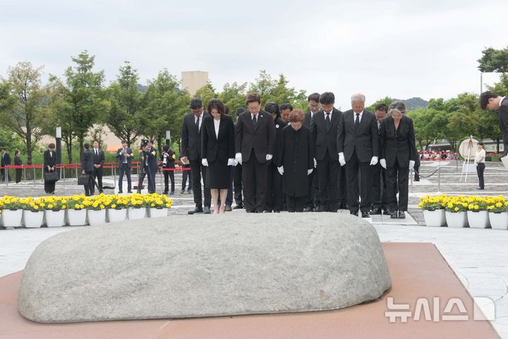 [김해=뉴시스] 최동준 기자 = 이재명 대통령과 김혜경 여사 등 참석자들이 23일 경남 김해 봉하마을에서 열린 고 노무현 전 대통령 서거 17주기 추도식을 마친 뒤 묘역을 참배하고 있다. 사진 앞줄 왼쪽부터 김혜경 여사, 이재명 대통령, 권양숙 여사, 장남 노건호씨, 문재인 전 대통령, 김정숙 여사. 2026.05.23. photocdj@newsis.com