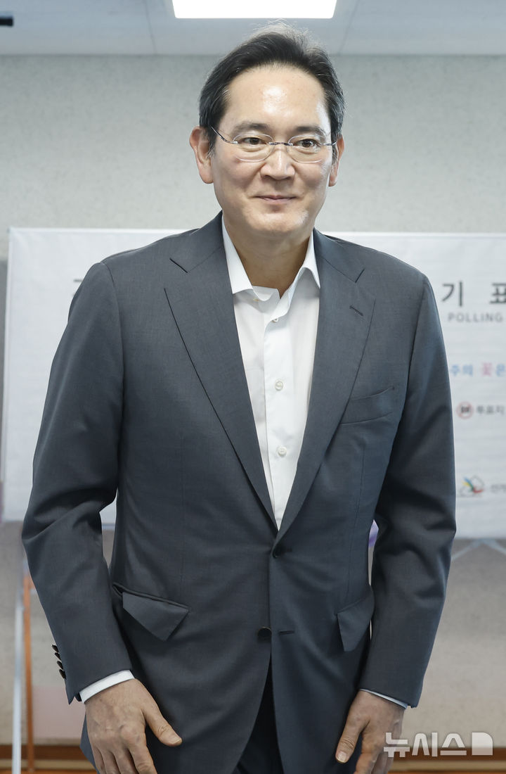 [서울=뉴시스] 김혜진 기자 = 제9회 전국동시지방선거 사전투표 첫 날인 29일 서울 용산구 한남동 주민센터에 설치된 사전투표소를 찾은 이재용 삼성전자 회장이 투표하고 있다. 2026.05.29. jini@newsis.com