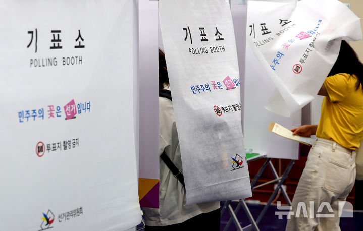[대구=뉴시스] 이무열 기자 = 제9회 전국동시지방선거 사전투표 첫날인 29일 오전 대구 수성구 범어1동 사전투표소에서 한 유권자가 기표소로 이동하고 있다. 2025.05.29. lmy@newsis.com