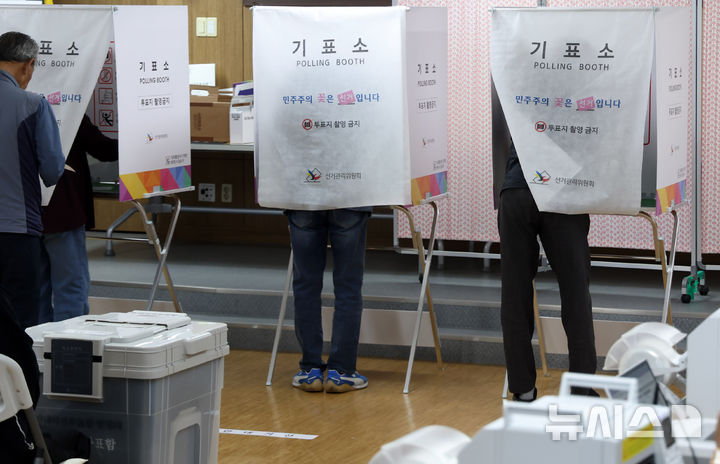  [부산=뉴시스] 하경민 기자 = 제9회 전국동시지방선거 및 부산 북구갑 국회의원 보궐선거 사전투표 첫날인 29일 부산 북구 만덕2동행정복지센터에 마련된 사전투표소를 찾은 시민들이 투표를 하고 있다. 2026.05.29. yulnetphoto@newsis.com