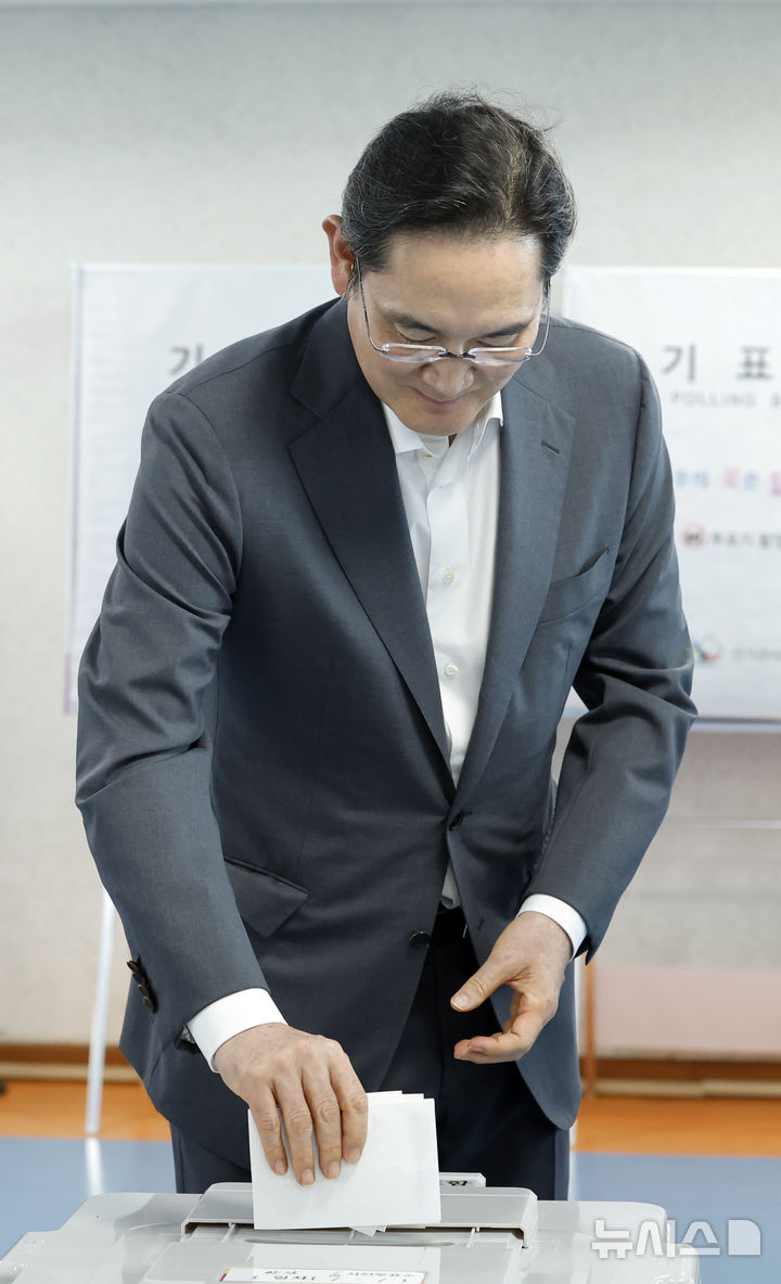 [서울=뉴시스] 김혜진 기자 = 제9회 전국동시지방선거 사전투표 첫 날인 29일 이재용 삼성전자 회장이 서울 용산구 한남동 주민센터에 설치된 사전투표소를 찾아 투표를 하고 있다. 2026.05.29. jini@newsis.com