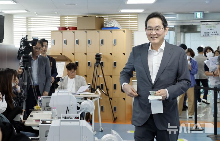 [서울=뉴시스] 김혜진 기자 = 제9회 전국동시지방선거 사전투표 첫 날인 29일 이재용 삼성전자 회장이 서울 용산구 한남동 주민센터에 설치된 사전투표소를 찾아 신분확인 후 기표소로 향하고 있다. 2026.05.29. jini@newsis.com