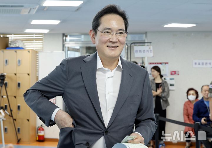 [서울=뉴시스] 김혜진 기자 = 제9회 전국동시지방선거 사전투표 첫 날인 29일 이재용 삼성전자 회장이 서울 용산구 한남동 주민센터에 설치된 사전투표소를 찾아 기표소로 향하고 있다. 2026.05.29. jini@newsis.com