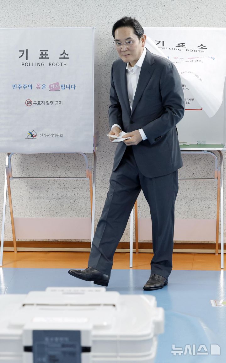[서울=뉴시스] 김혜진 기자 = 제9회 전국동시지방선거 사전투표 첫 날인 29일 이재용 삼성전자 회장이 서울 용산구 한남동 주민센터에 설치된 사전투표소를 찾아 투표를 하고 있다. 2026.05.29. jini@newsis.com