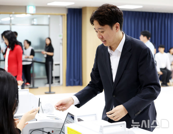 [화성=뉴시스] 이영환 기자 = 이준석 개혁신당 총괄선대위원장이 제9회 전국동시지방선거 사전투표일인 29일 오전 경기 화성시 동탄구 동탄9동 행정복지센터 사전투표소에서 본인확인 하고 있다. 2026.05.29. 20hwan@newsis.com