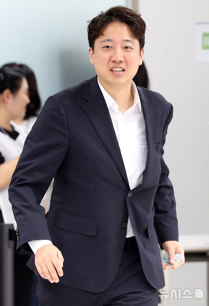 [화성=뉴시스] 이영환 기자 = 이준석 개혁신당 총괄선대위원장이 제9회 전국동시지방선거 사전투표일인 29일 오전 경기 화성시 동탄구 동탄9동 행정복지센터 사전투표소에서 투표를 하기 위해 이동하고 있다. 2026.05.29. 20hwan@newsis.com