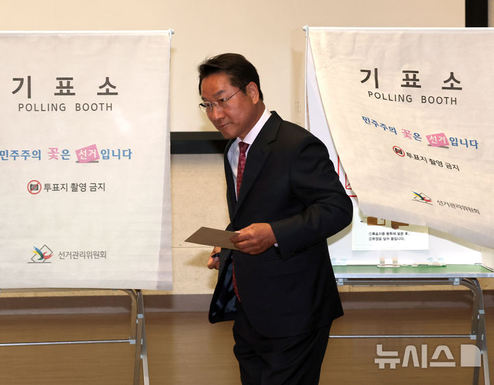 [인천=뉴시스] 전진환 기자 = 제9회 전국동시지방선거 사전투표 첫날인 29일 오전 유정복 국민의힘 인천시장 후보가 인천 미추홀구 문화창작지대에 마련된 주안1동 사전투표소에서 투표를 하고 있다. 2026.05.29. amin2@newsis.com