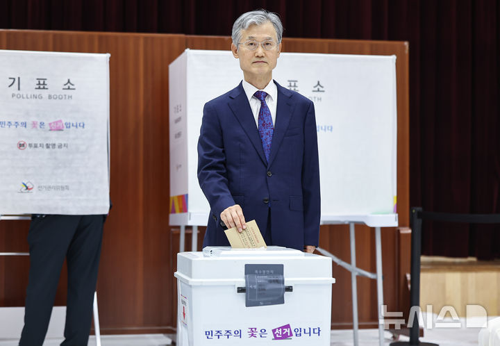 [서울=뉴시스] 박주성 기자 = 조희대 대법원장이 제9회 전국동시지방선거 사전투표일인 29일 오전 서울 반포4동주민센터에 마련된 사전투표소에서 사전투표를 하고 있다. (공동취재) 2026.05.29. photo@newsis.com