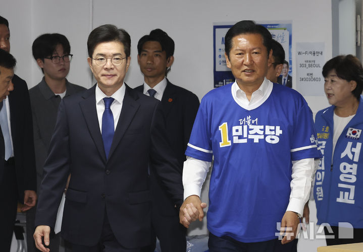 [서울=뉴시스] 김근수 기자 = 정청래 더불어민주당 대표 겸 총괄상임선거대책위원장과 정원오 더불어민주당 서울시장 후보가 29일 오전 서울 중구 정원오 더불어민주당 서울시장 후보 사무실에서 열린 서울 현장 중앙선거대책위원회의에 손을 잡고 참석하고 있다. 2026.05.29. ks@newsis.com