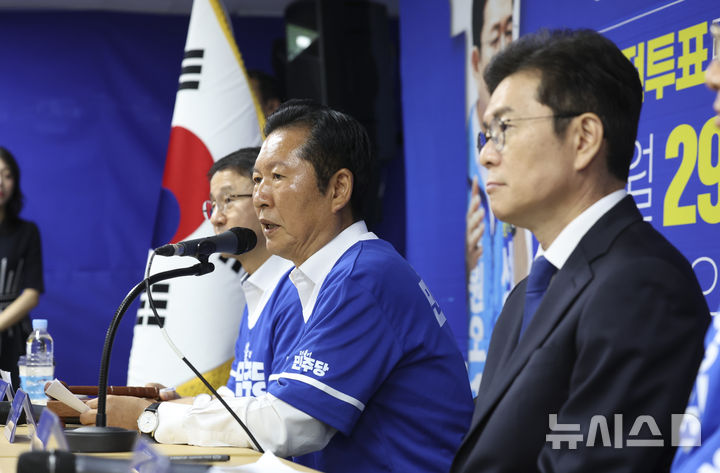 [서울=뉴시스] 김근수 기자 = 정청래 더불어민주당 대표 겸 총괄상임선거대책위원장이 29일 오전 서울 중구 정원오 더불어민주당 서울시장 후보 사무실에서 열린 서울 현장 중앙선거대책위원회의에서 발언하고 있다. 2026.05.29. ks@newsis.com