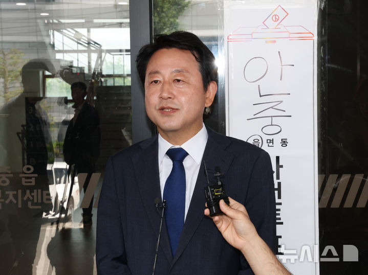 [평택=뉴시스] 김금보 기자= 김용남 더불어민주당 경기 평택시을 국회의원 후보가 지난 29일 경기 평택시 안중읍행정복지센터에 마련된 사전투표소에서 투표를 마치고 취재진의 질문에 답변하고 있다.(공동취재)2026.05.29. photo@newsis.com
