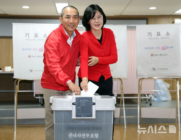  [부산=뉴시스] 하경민 기자 = 부산 북구갑 국회의원 보궐선거에 출마한 박민식 국민의힘 후보가 29일 부산 북구 만덕2동행정복지센터에 마련된 사전투표소에서 아내 배정혜씨와 함께 투표를 하고 있다. 2026.05.29. yulnetphoto@newsis.com
