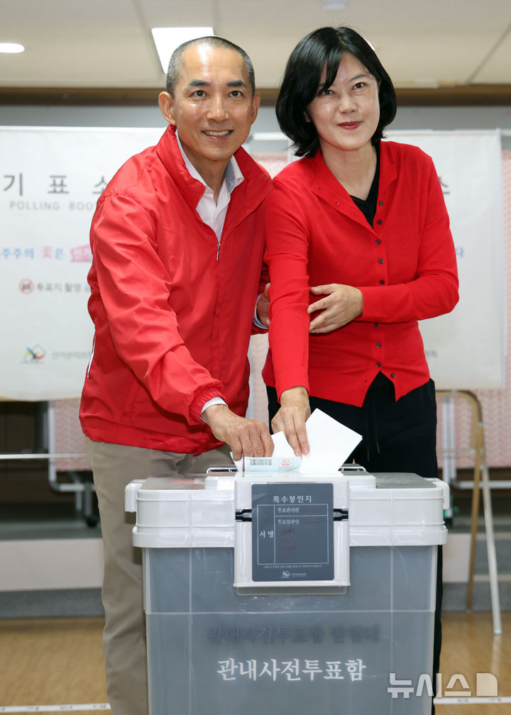  [부산=뉴시스] 하경민 기자 = 부산 북구갑 국회의원 보궐선거에 출마한 박민식 국민의힘 후보가 29일 부산 북구 만덕2동행정복지센터에 마련된 사전투표소에서 아내 배정혜씨와 함께 투표를 하고 있다. 2026.05.29. yulnetphoto@newsis.com
