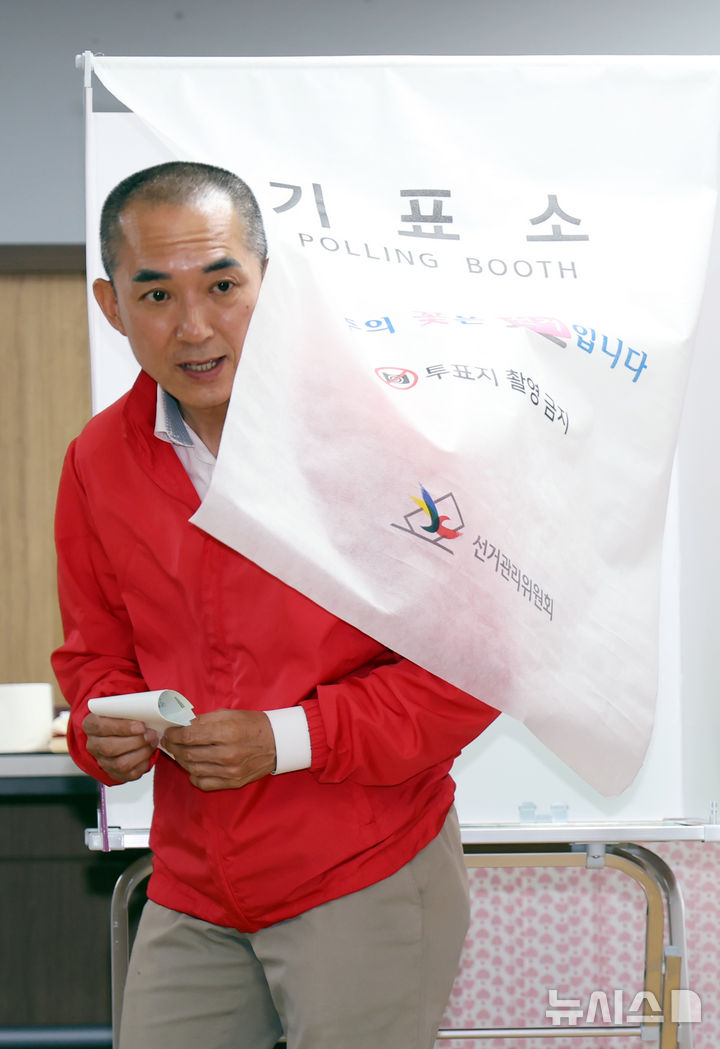  [부산=뉴시스] 하경민 기자 = 부산 북구갑 국회의원 보궐선거에 출마한 박민식 국민의힘 후보가 29일 부산 북구 만덕2동행정복지센터에 마련된 사전투표소에서 아내 배정혜씨와 함께 투표를 하고 있다. 2026.05.29. yulnetphoto@newsis.com